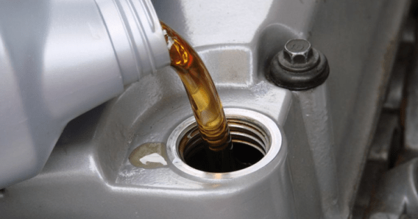 Jangan Sampai Masukkan Oli Berlebihan ke Mesin Mobil, Ini yang Terjadi